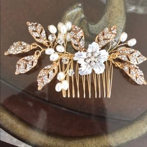 Cute Hair Accessory. Great for formal Updo